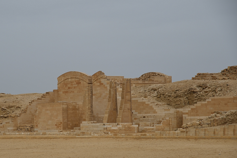 34 MAK_6888.jpg - Il tempio T, è un piccolo edificio situato ad est della piramide, è una struttura destinata al culto sacerdotale ed ai riti preparatori del sovrano alla festa, ma che poteva anche servire per accogliere il ka del sovrano defunto.
